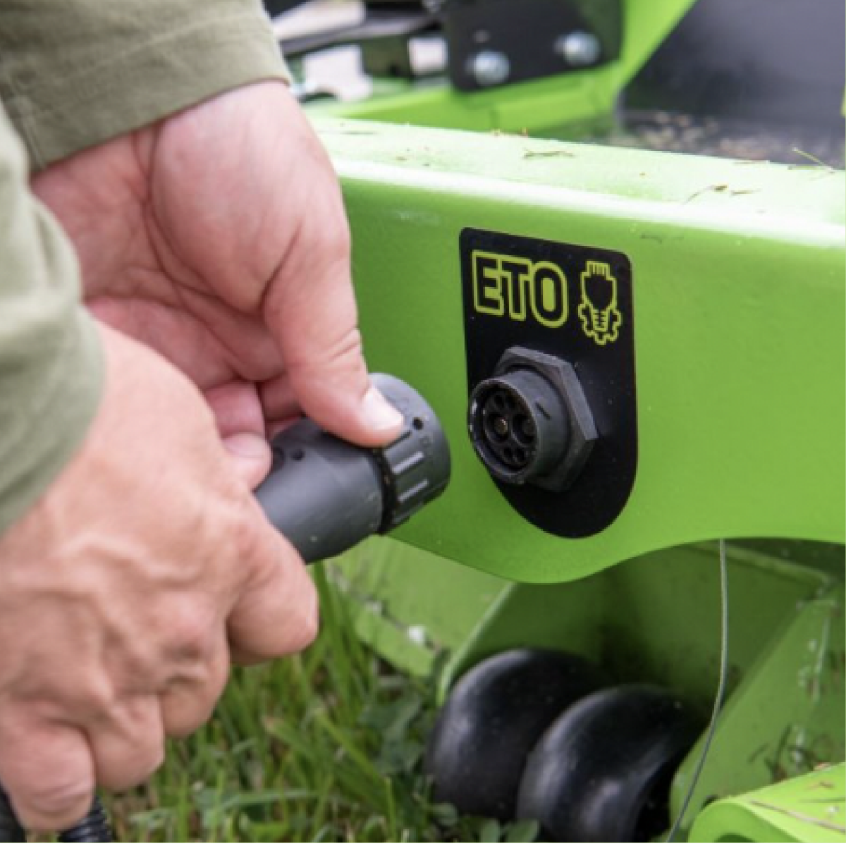 82V 60" 16kWh Commercial Ride-On Zero-Turn Mower
