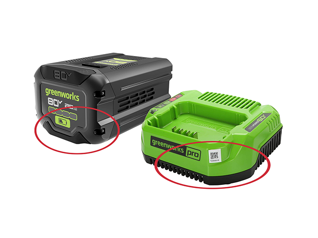 Emplacement de l'étiquette de la batterie ou du chargeur : dessous, sur la partie inférieure.